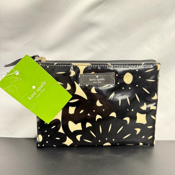 kate spade Handbags - Kate Spade Daycation Mini Pouch – NWT in Cream and Black